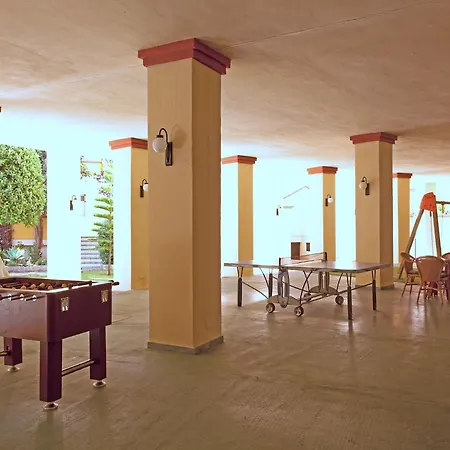 In Beachfront With Pool * 马尔韦利亚