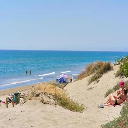 In Beachfront With Pool 公寓