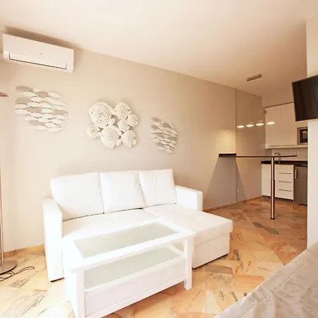 In Beachfront With Pool Apartmán